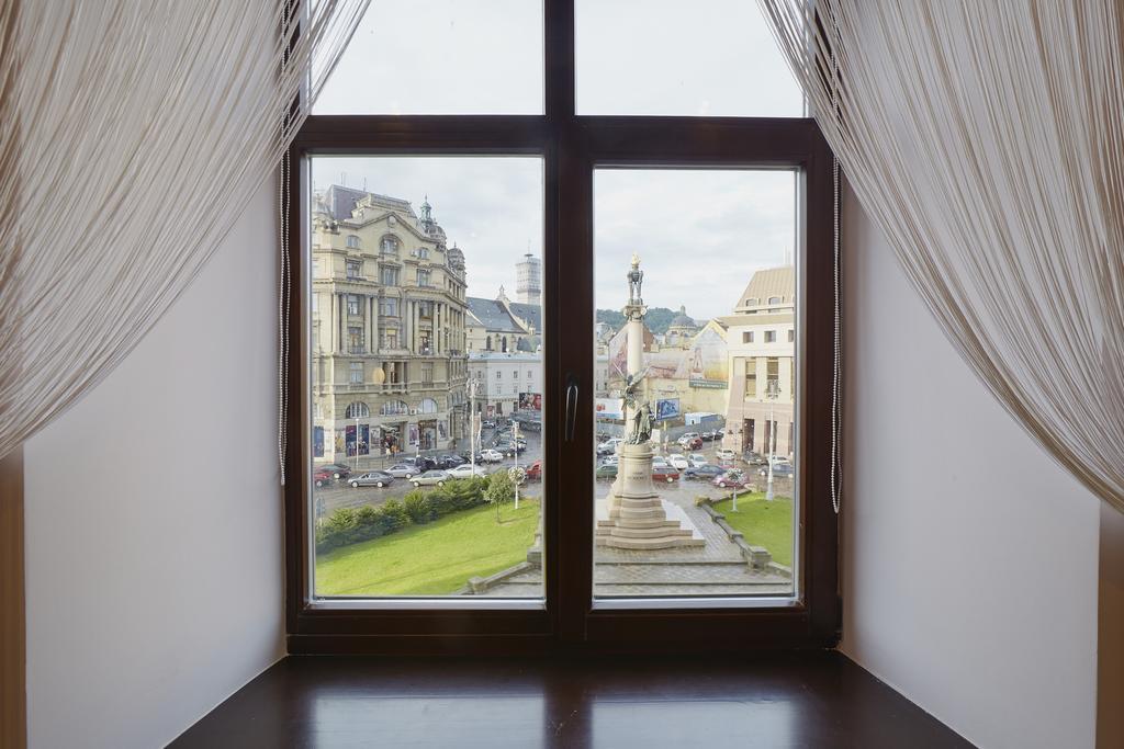 Apartment Mitskevycha Square 5 Львов Экстерьер фото